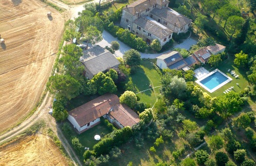 Asciano Villa | Lovely apartment in villa for 2 guests with WIFI, A/C, pool, TV, pets allowed and parking