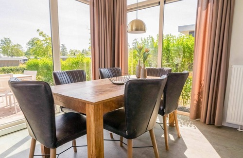 Linden House | Lovely apartment in villa for 6 guests with WIFI, TV, terrace and parking
