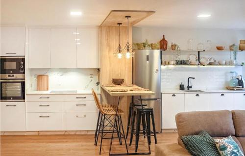 Vimianzo Apartment | Lovely Apartment In Vimianzo With Wifi