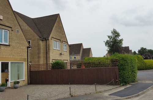 South Cerney Apartment | Lovely Apartment near Water Parks