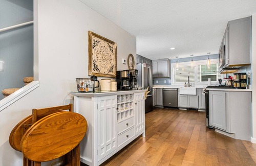 Bellaire House | Lovely Bellaire home across from park with beach, walk to Shorts, spa, fun games