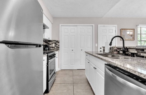 Atlanta House | Lovely bungalow with fireplace, grill, central AC, full kitchen, & washer/dryer