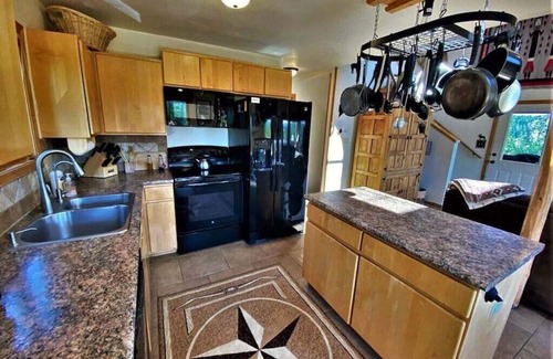 Purgatory Cabin | Lovely Cabin Between Downtown and Ski Resort, Hot Tub, Great Views, Dog Friendly