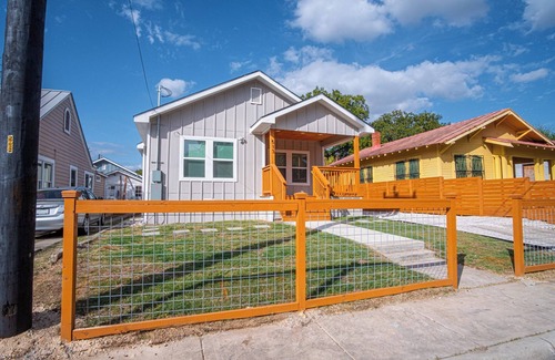 Historic Garderns House | Lovely & Charming 4BR/2.5BA Near Downtown's Prime