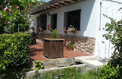 Padul House | Lovely Cortijo with private pool and garden between Granada and Coast sleeps 4
