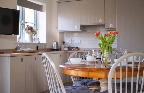 Bourton Cottage | Lovely Cotswold holiday Barn within walking distance of restaurants/shops