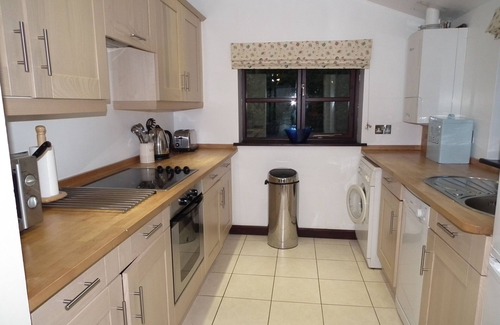 Callington Cottage | Lovely cottage in 4 acres - 2 lakes, hot tub, pool & sunny conservatory