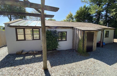 Callington Cottage | Lovely cottage in 4 acres - 2 lakes, hot tub, pool & sunny conservatory