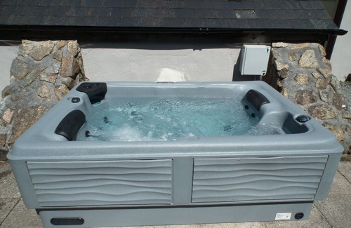 Callington Cottage | Lovely cottage in 4 acres - 2 lakes, hot tub, pool & sunny conservatory