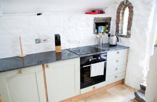 Mabe House | Lovely cottage with private garden