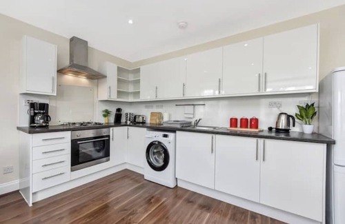 Stamford Hill Apartment | Lovely Family Flat with Excellent Transport Links
