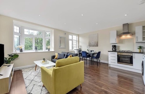 Stamford Hill Apartment | Lovely Family Flat with Excellent Transport Links