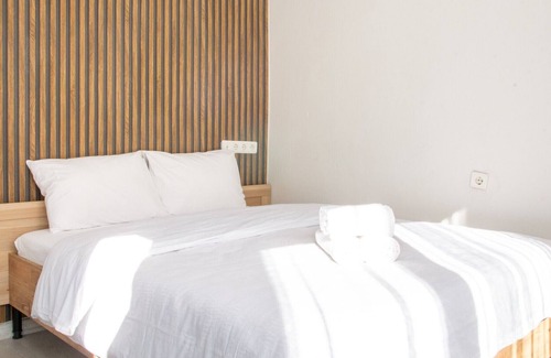 Konak Apartment | Lovely Flat in Konak with Sea View and Balcony