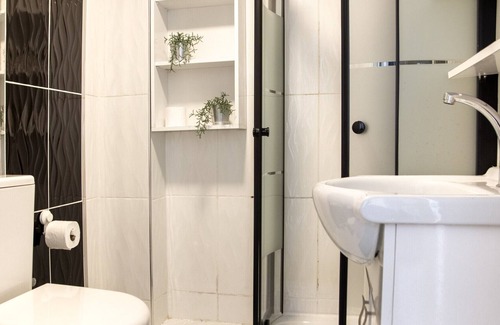 Konak Apartment | Lovely Flat in Konak with Sea View and Balcony