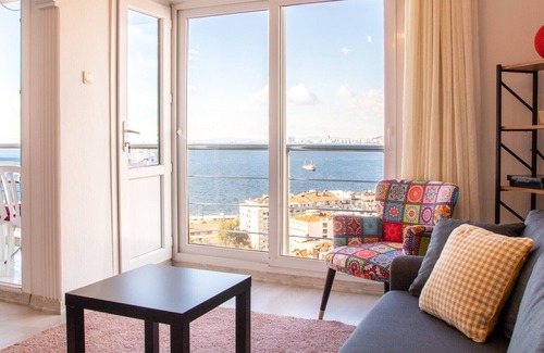 Konak Apartment | Lovely Flat in Konak with Sea View and Balcony