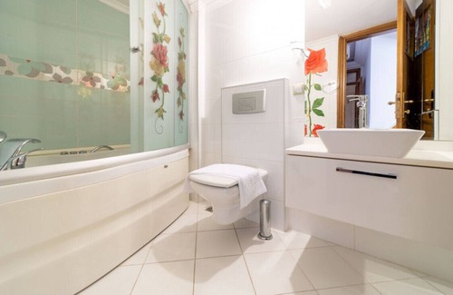 Antalya City Centre Apartment | Lovely Flat with Sea View near Beach in Muratpasa