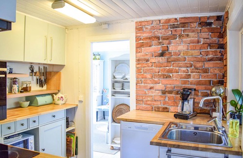 Strandvik House | Lovely home in Fusa with kitchen