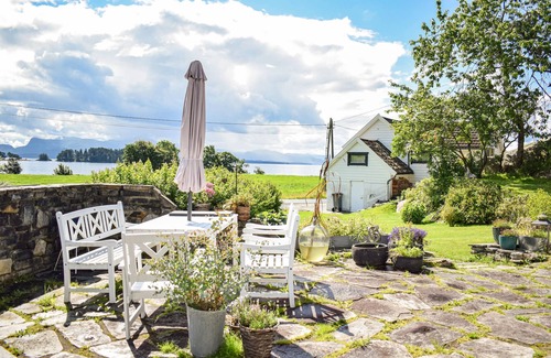 Strandvik House | Lovely home in Fusa with kitchen