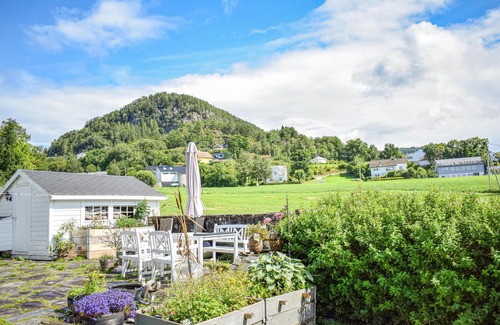 Strandvik House | Lovely home in Fusa with kitchen