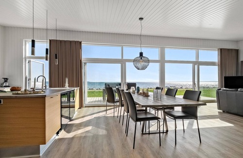 Grønninghoved Strand House | Lovely home in Sjølund with WiFi