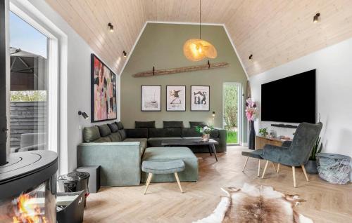 Vaeggerlose House | Lovely Home In Væggerløse With Sauna