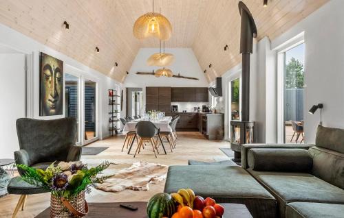 Vaeggerlose House | Lovely Home In Væggerløse With Sauna