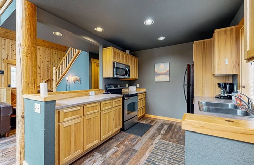 Redmond Ski Chalet | Lovely home with deck, shared pool, gym, hot tub, & tennis