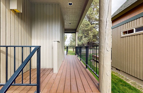 Redmond Ski Chalet | Lovely home with deck, shared pool, gym, hot tub, & tennis