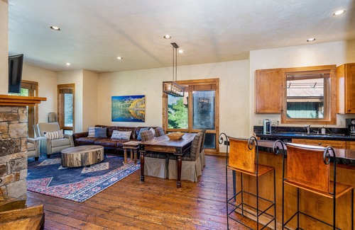 Mountain Village Condo | Lovely Meadows Ski condo with fireplace, balcony & washer/dryer