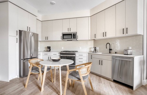 Sunnyvale West Apartment | Lovely Mountain View 1BR w/Gym, Pool & W/D, nr 84 & 101, by Blueground