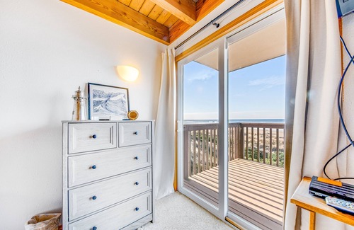 Florence House | Lovely Oceanfront Home with Stunning Views & Solarium