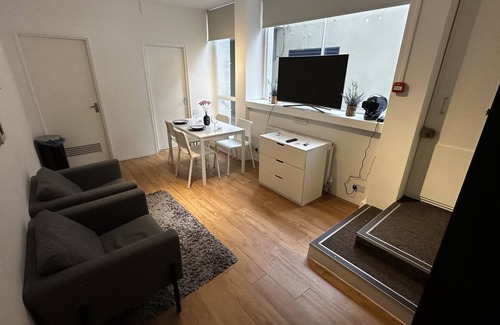 City of Westminster Apartment | Lovely Private Room In Historic Bond Street.EnSuite and covered Private Entrance