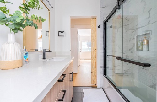 East Queen Anne House | Lovely Queen Anne Charmer 7B/4B 30day Corp Rental