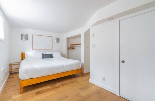 East Queen Anne House | Lovely Queen Anne Charmer 7B/4B 30day Corp Rental