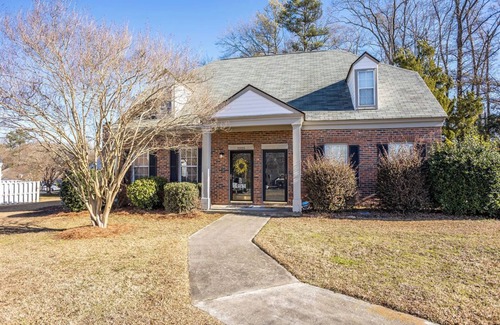 Columbia House | Lovely Restored 3-bedroom patio house near Lex Med Center