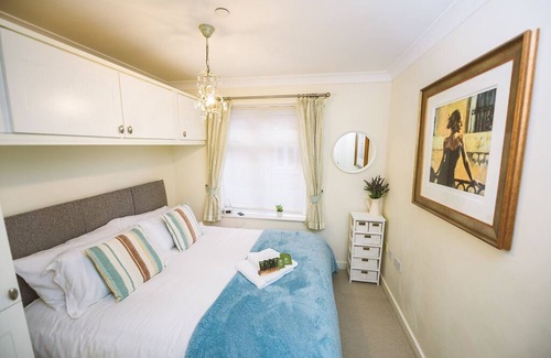 Leatherhead Apartment | Lovely Serviced Apartment in Royal Swan Quarter Leatherhead