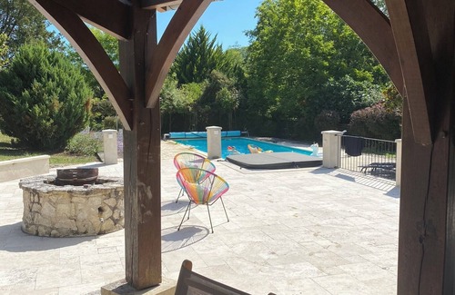 Allemans House | Lovely stone country house on a four-hectare estate with swimming pool & jacuzzi