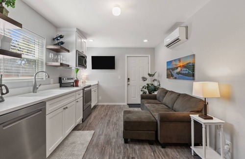Bouldin Condo | Lovely studio in HEART of SOCO! 1 block to the action!