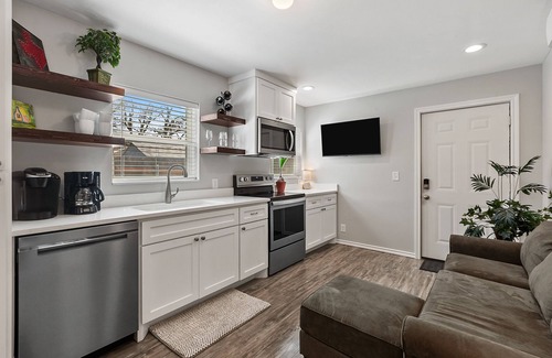 Bouldin Condo | Lovely studio in HEART of SOCO! 1 block to the action!