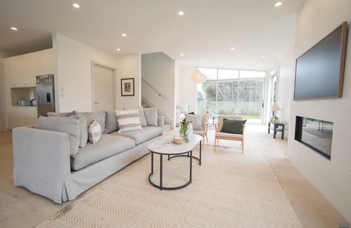 Omaha House | Lovely sunny open plan beach house