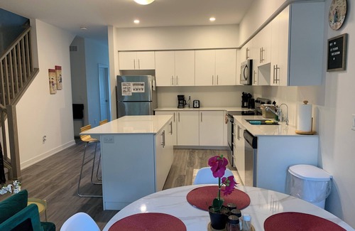 Rosemount House | Lovely Townhouse. 5 min Fairway Station.12 min Conestoga College.14 min Waterloo