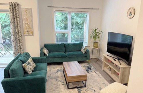 Rosemount House | Lovely Townhouse. 5 min Fairway Station.12 min Conestoga College.14 min Waterloo