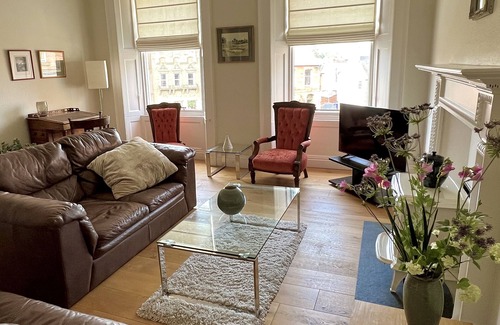 Melrose House | Lovely Townhouse with own garden overlooking the Square sleeps 2-5+ comfortably