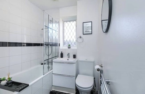 Hillingdon House | Lovely Two Bed at Tanglewood