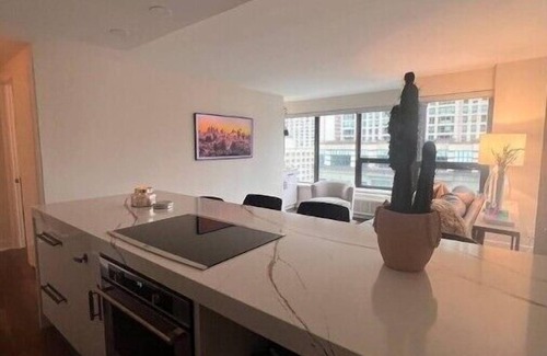 Streeterville Cabin | Lovely Two Bedroom Condo w/Pooln