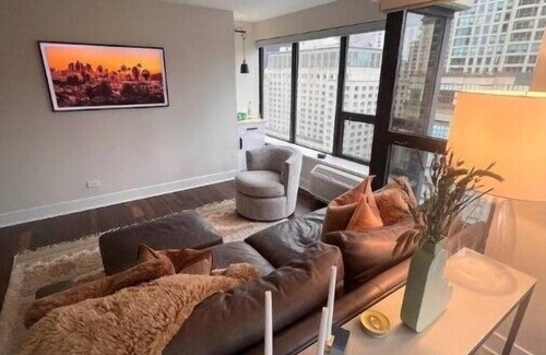 Streeterville Cabin | Lovely Two Bedroom Condo w/Pooln