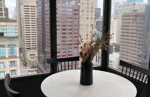 Streeterville Cabin | Lovely Two Bedroom Condo w/Pooln