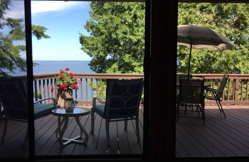 Henderson Cottage | Lovely waterfront home on Lake Ontario