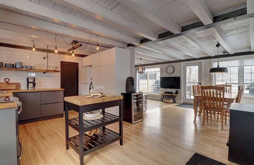 Stanstead Township Ski Chalet | Lovering Lakefront - Spa - Monarque