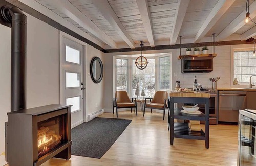 Stanstead Township Ski Chalet | Lovering Lakefront - Spa - Monarque